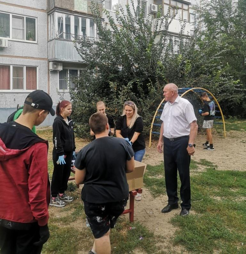 Спикер Камышинской городской думы и кандидат в депутаты Владимир Пономарев в предвыборную кампанию вывел «отряд» на покраску детских площадок