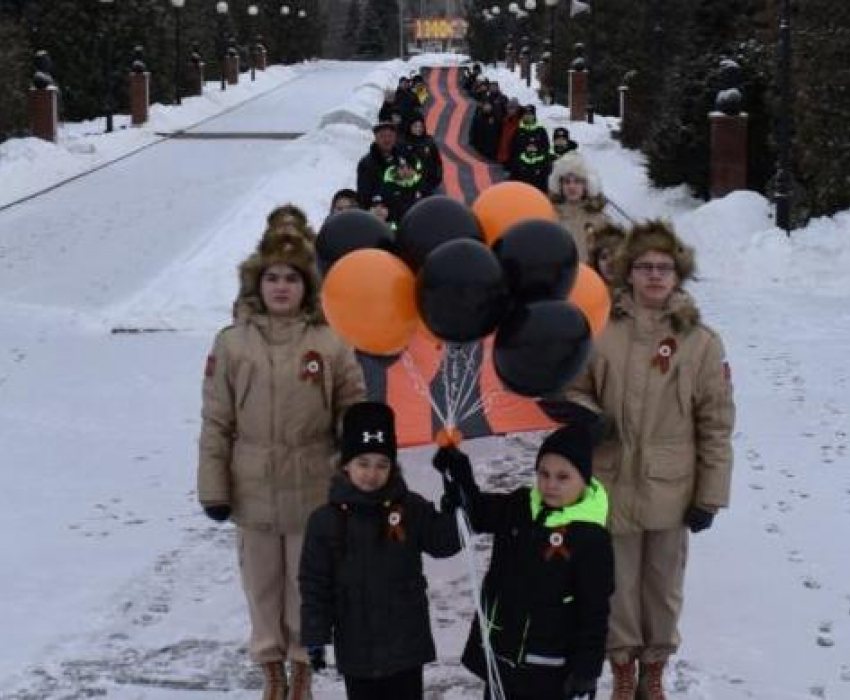 Юные камышане пронесли по Аллее Героев 35-метровую Георгиевскую ленту в память о Дне воинской славы и снятии блокады Ленинграда