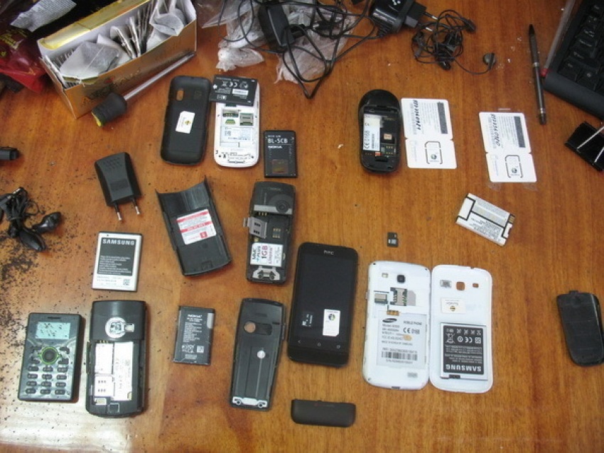 17 телефонов, 11 сим-карт и 4 зарядки пытались перебросить в колонию Камышина