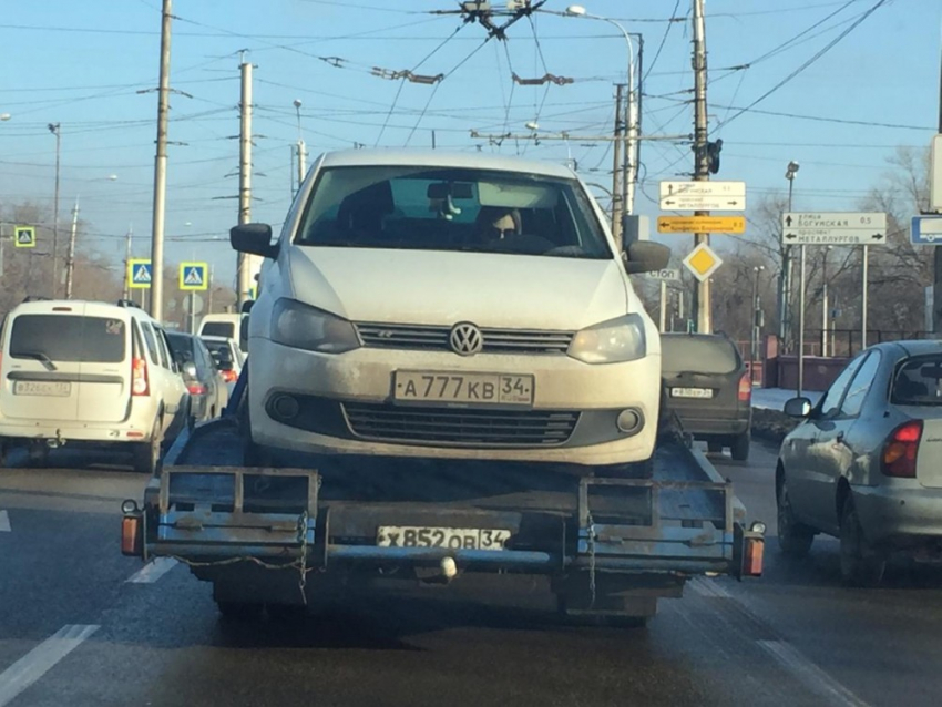 Дама-водитель прокатилась за рулем автомобиля, транспортируемого эвакуатором