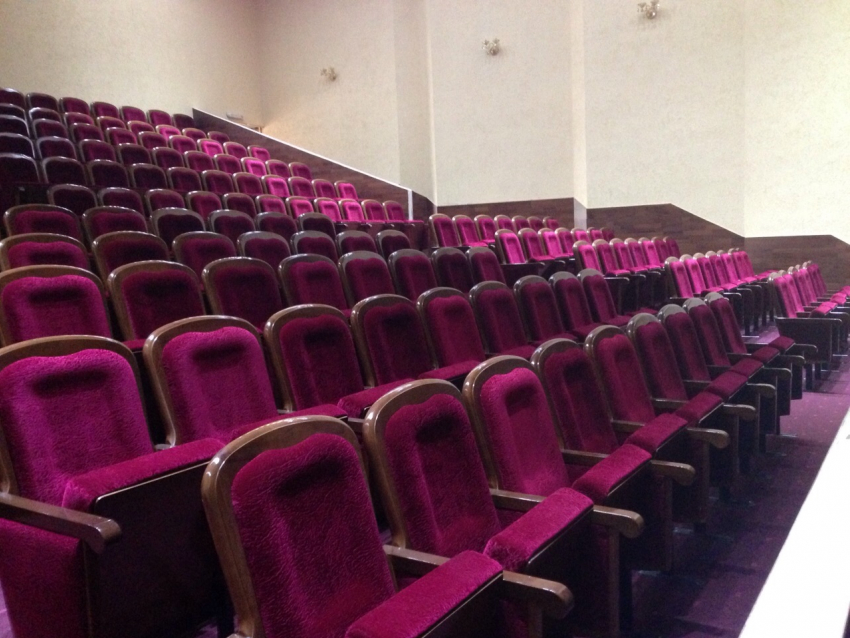 Директор Камышинского драматического театра Евгений Бакин воспел на камеры новые кресла в пустых залах 