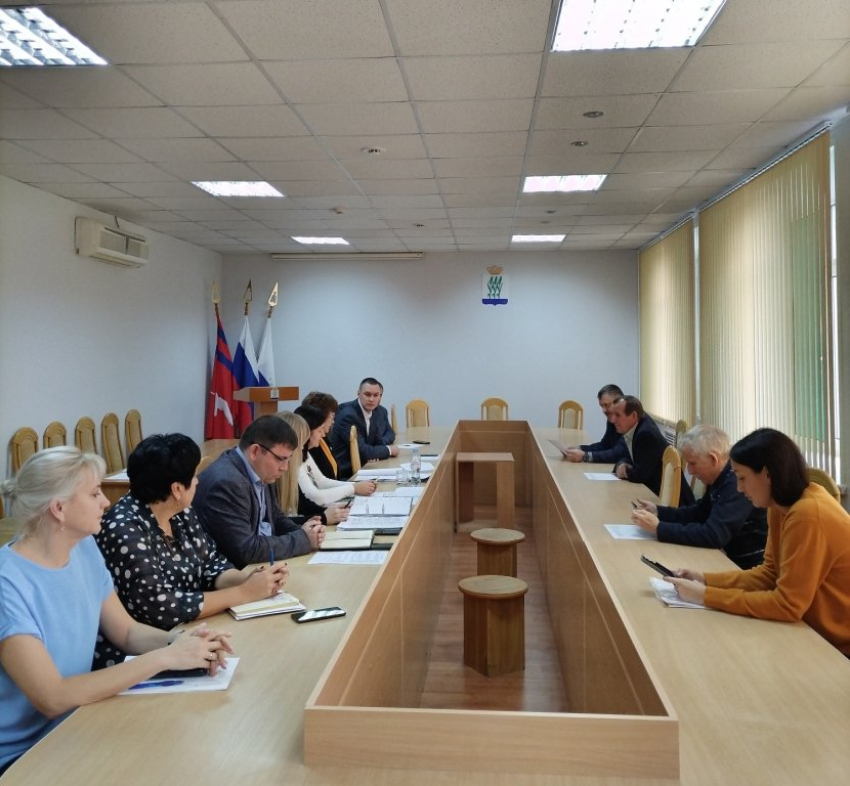 На сайте Камышинской городской думы сообщается: собирались депутатские комиссии и решили «что-то"
