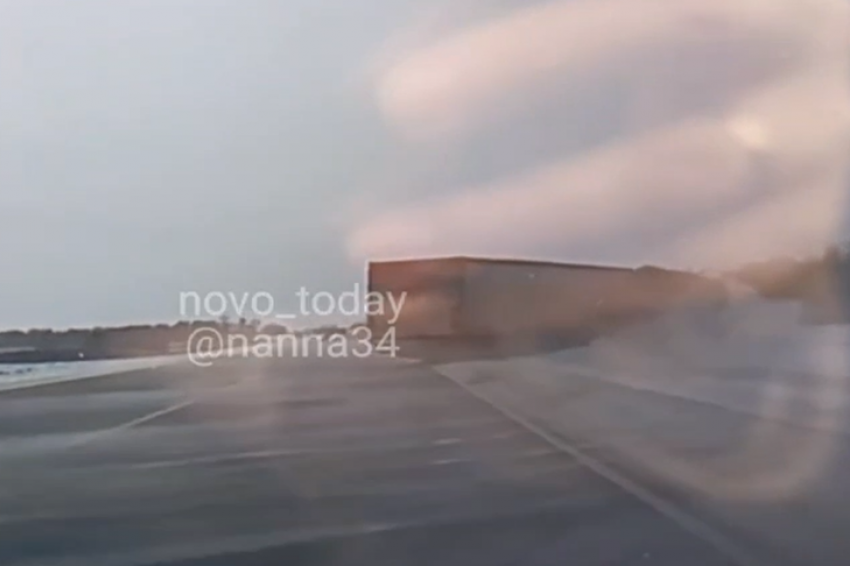 На камеру попали две фуры, слетевшие с московской трассы в Волгоградской области (ВИДЕО)