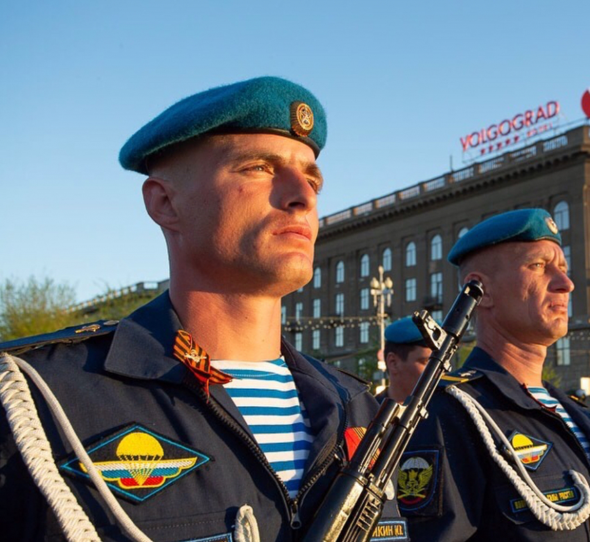 Камышинские десантники достойно приняли участие в параде на площади Павших борцов в Волгограде 9 мая