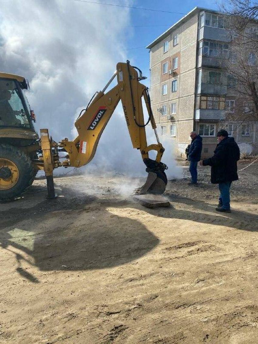 Власти Камышина прокомментировали ЧП с порывом на сети с горячей водой в  3-м микрорайоне