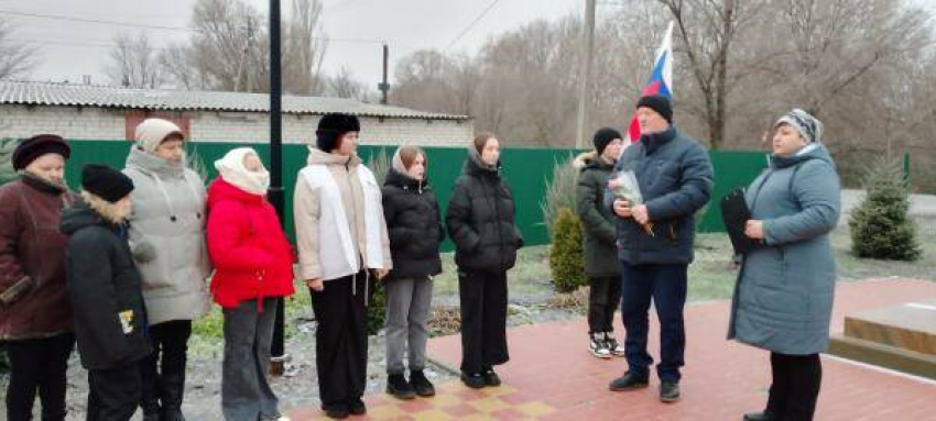 В селе Умет Камышинского района к скромному мемориалу земляки героев принесли цветы