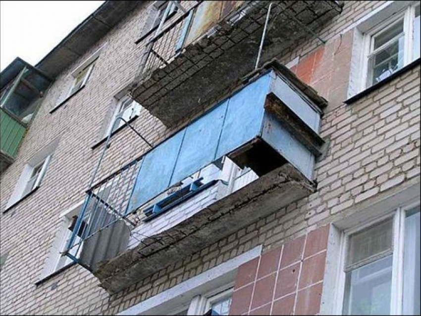 Пожилая женщина разбилась насмерть, выбивая на балконе подушку