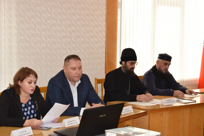 В администрации Камышина межнациональные отношения обсудили в лирическом ключе