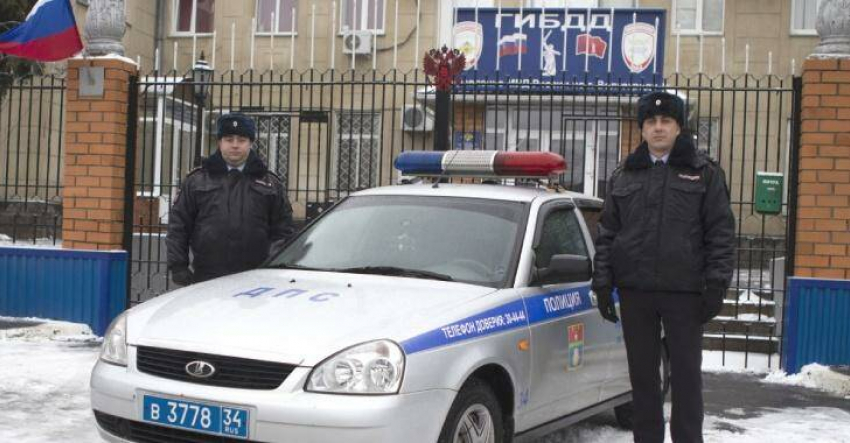 Волгоградские полицейские, домчавшие с мигалкой до роддома девушку и не давшие ей рожать на улице, стали героями сюжета на Первом канале (ВИДЕО)