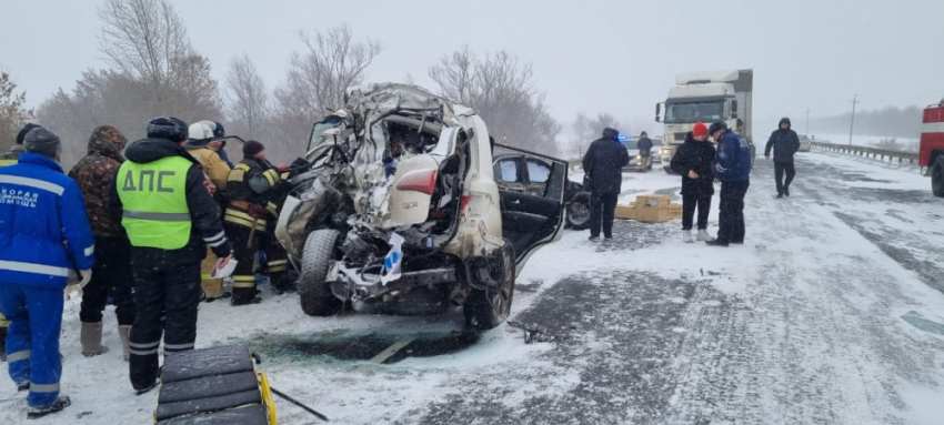 На федеральной трассе в Волгоградской области 25 декабря массовое ДТП из 8 машин: погибли две женщины, - «Блокнот Волгограда» (ВИДЕО)