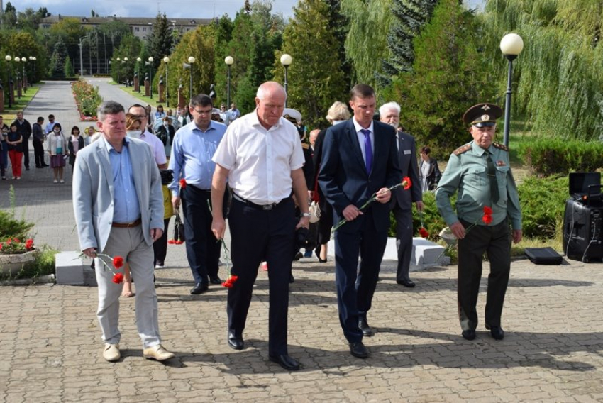 В Камышине группа товарищей возложила цветы к Памятному знаку сегодня, 3 сентября, в День окончания Второй мировой войны