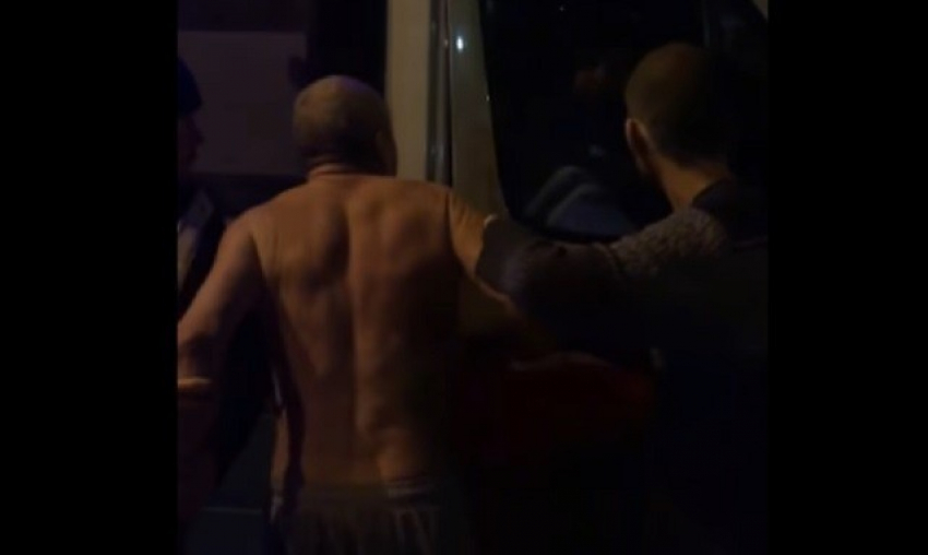 Камышане обалдели, когда проездом через Волжский столкнулись с полуголоым экстремалом на дороге