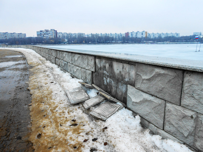 В Камышине по весне продолжает терять фрагменты облицовки парапет центральной набережной: вид не из живописных