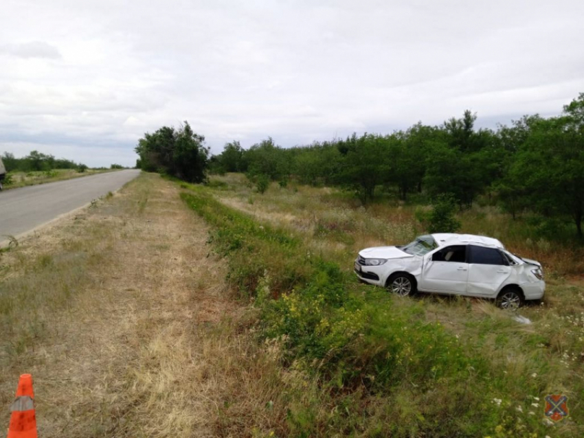 На «отвилке» трассы между Камышином и Волгоградом с дороги улетела «Гранта"