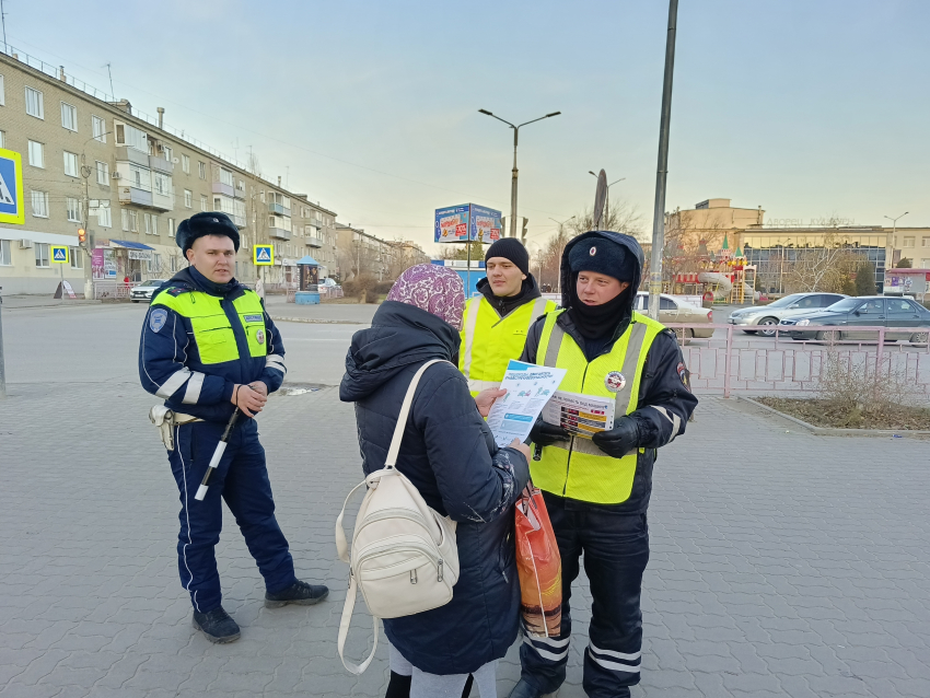 В Камышине сотрудники Госавтоинспекции вышли на прямой диалог с пешеходами