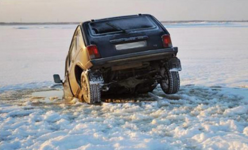 Камышинские водители проложили рискованную дорогу через Волгу по льду