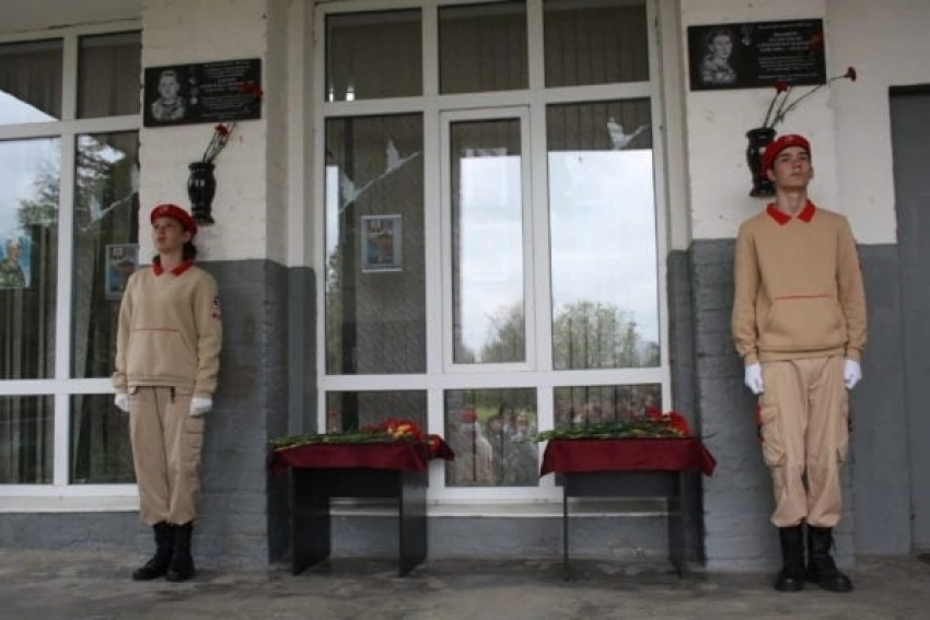 В городе Петров Вал Камышинского района на здании школы установили мемориальные доски двум выпускникам, геройски погибшим в спецоперации