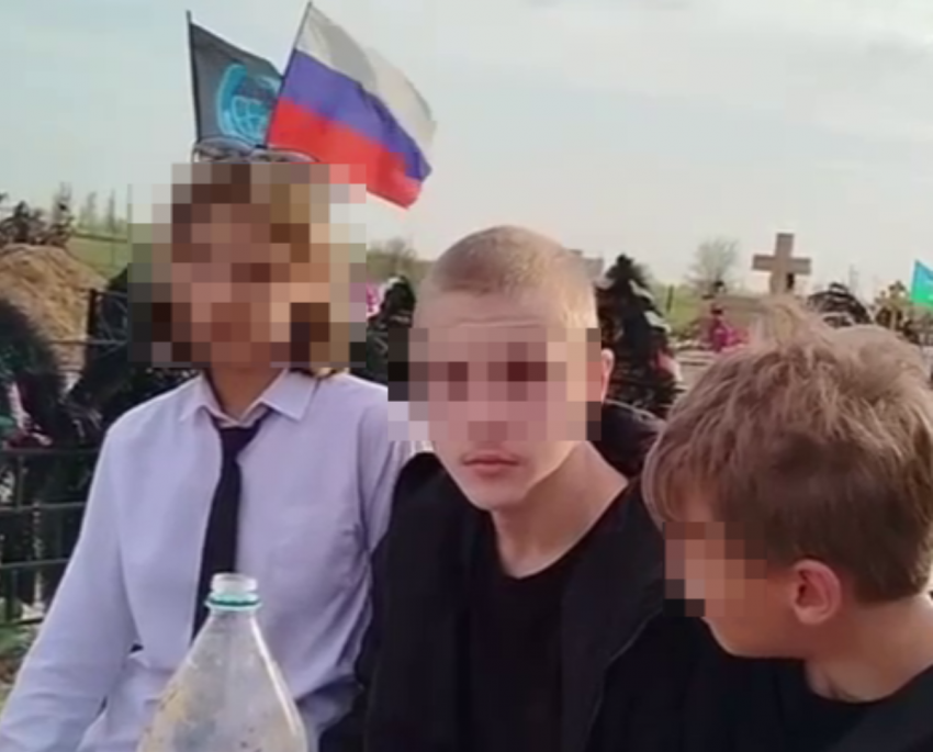 Стало известно, что заставило школьников снять штаны у могил участников СВО под Волгоградом, - «Блокнот - Волгограда"