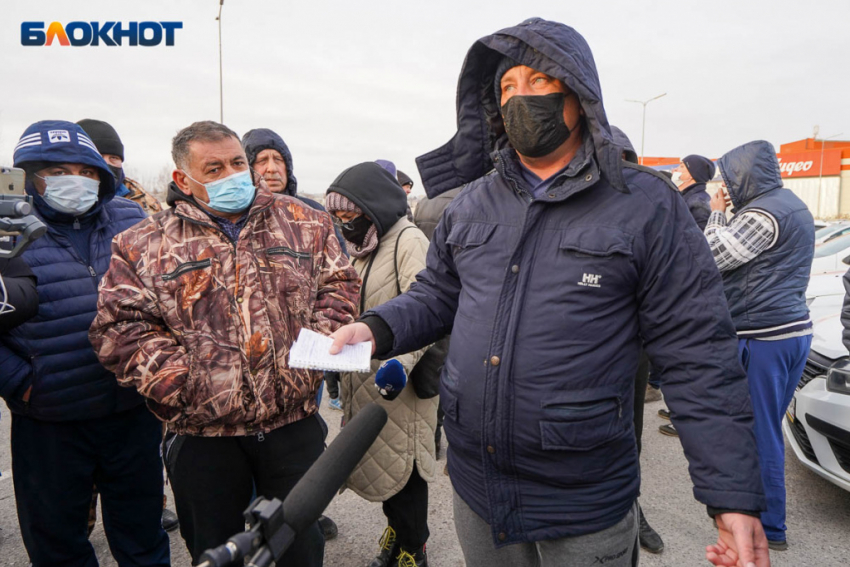 «Хотим, чтобы нас услышала власть»: в Волгограде забастовка таксистов переросла в политический протест, полиция начала задержания (ВИДЕО)
