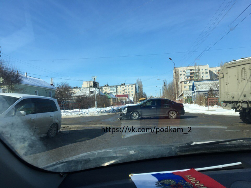 Фото с ДТП на пересечении улиц Стахановской и Калинина в Камышине выложили в соцсетях