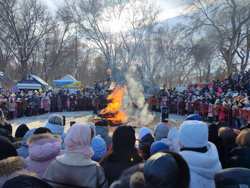 В центральном парке Камышина только что сожгли обаятельное чучело Зимы-модницы в фиалковой юбке (ВИДЕО)