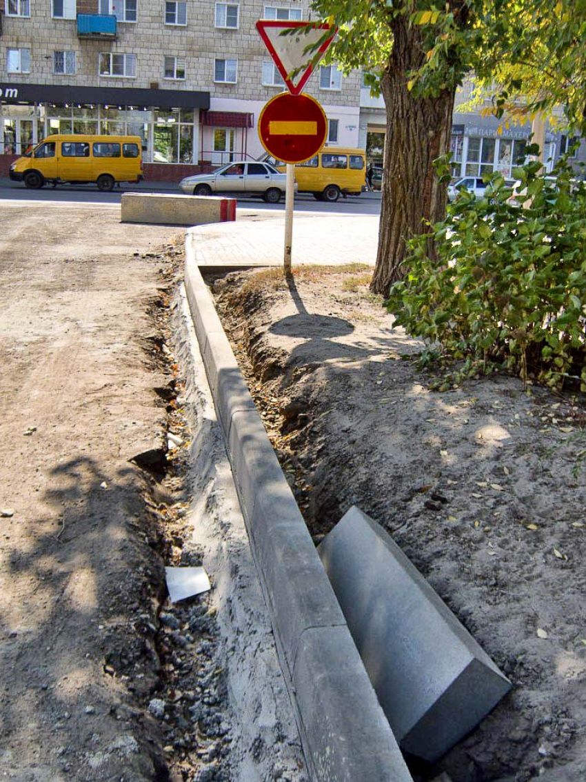 В Камышине постепенно начинает просматриваться новый вид перекрытой улицы Крупской