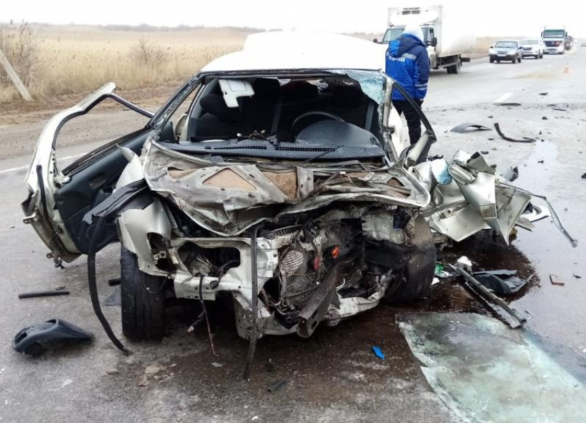 Кошмарное ДТП на трассе под Волгоградом: 23-летний водитель погиб, еще 5 человек в больнице (ВИДЕО)