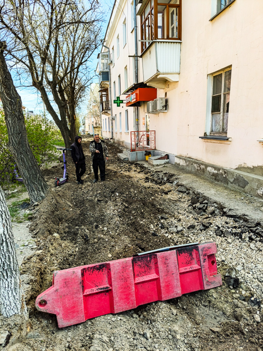 "Дошли наши молитвы до Бога!": в Камышине начали обновлять искореженный тротуар на улице Молодежной, жители счастливы