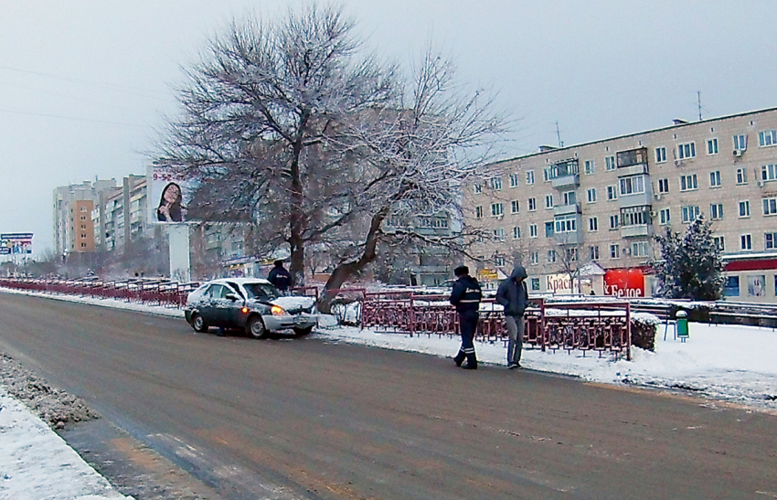 В Камышине с утра на спуске по улице Некрасова водитель «двенадцатой» «вильнул» и пробил ограждение Сиреневого бульвара