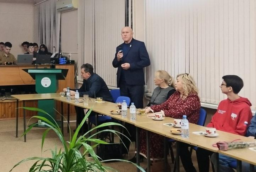 По какому случаю спикер Камышинской городской думы Владимир Пономарев пришел пить чай в политехнический колледж