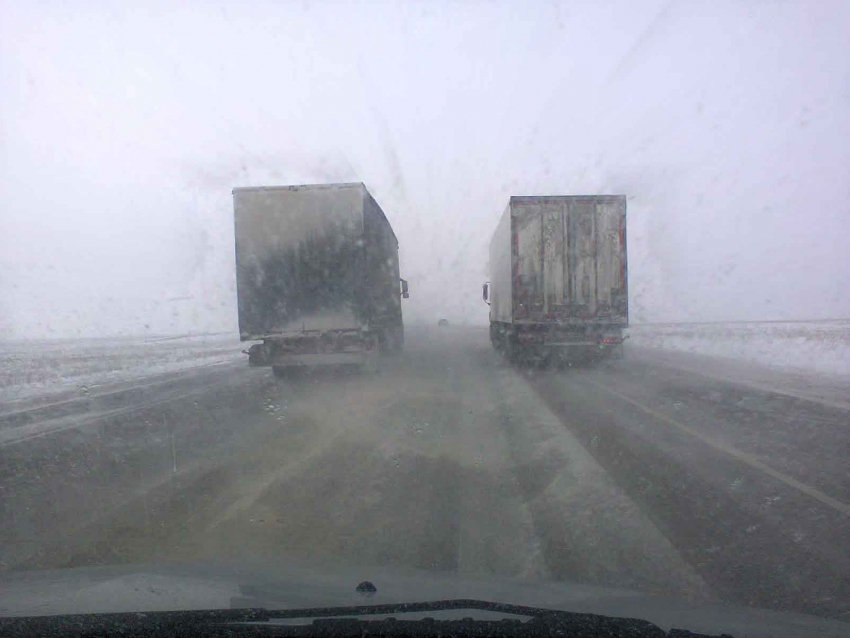 Водители сняли на видео полярные условия на трассе на границе Камышинского района и Саратовской области