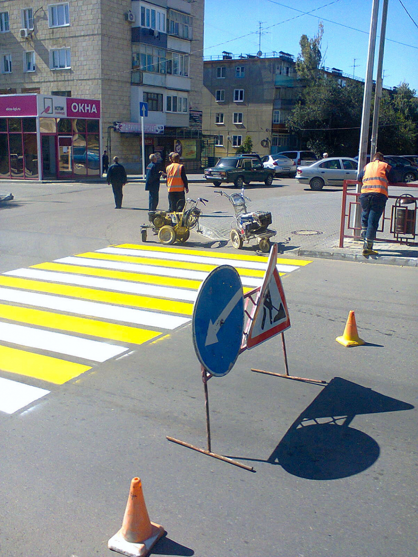 В Камышине на улице Ленина, где вчера сбили велосипедиста, срочно нанесли дорожную разметку