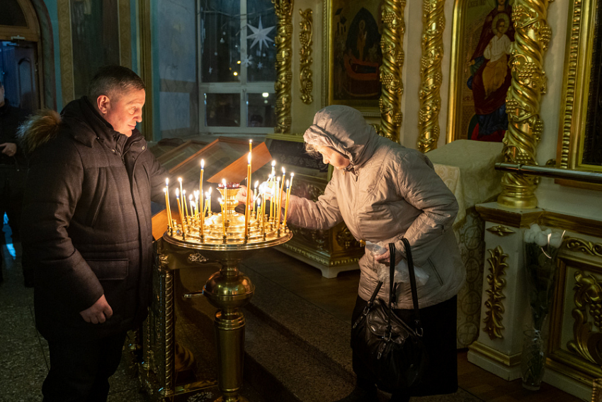 Губернатор Андрей Бочаров в Рождество поставил свечи в храме Казанской иконы Божией Матери, приходил ли в храм глава Камышина Станислав Зинченко - неизвестно