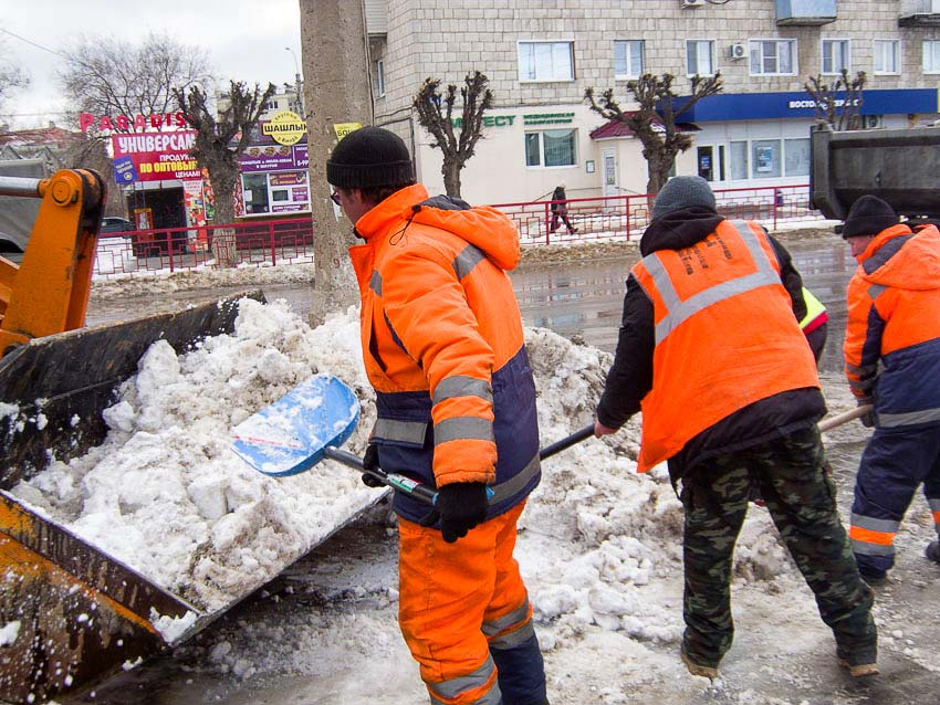 В Камышине рабочие МБУ «Благоустройство» вышли на уборку снега с центральных улиц