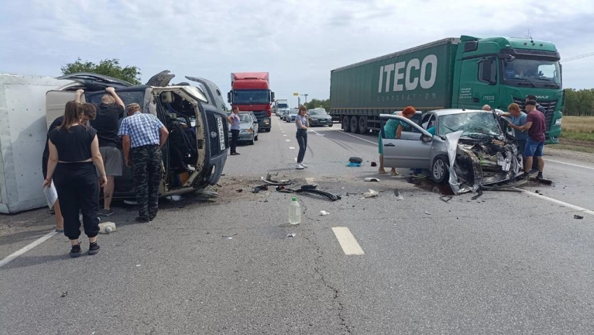 Под Камышином 23 июля два автомобиля столкнулись в лобовую, один лег от удара на бок
