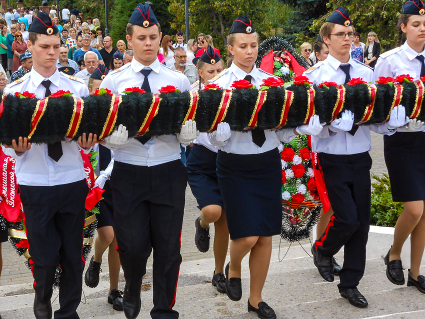 В Камышине у Памятного знака в парке Победы прошел митинг и возложение цветов в годовщину окончания Второй мировой войны