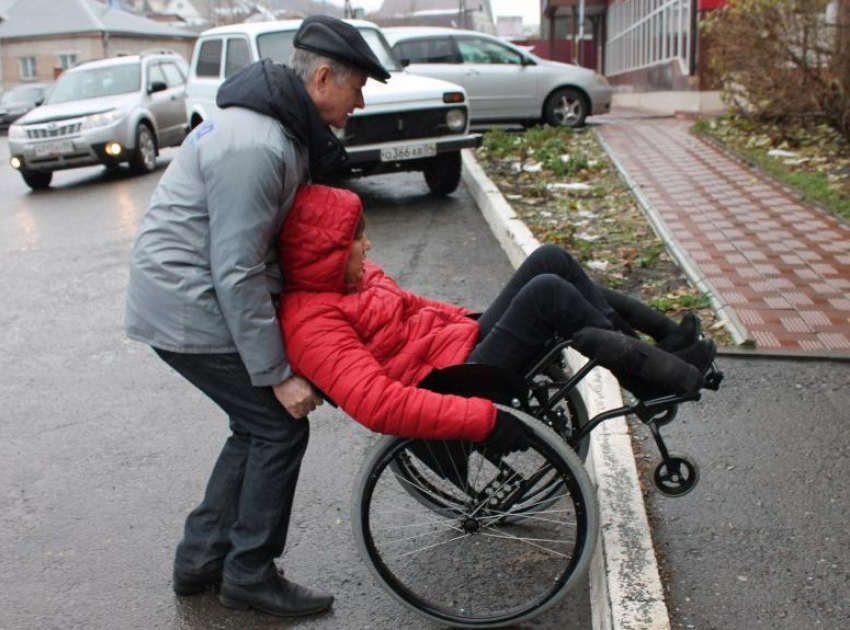 Глава администрации Камышина Станислав Зинченко уточнил, что сделано для инвалидов в 2019 году