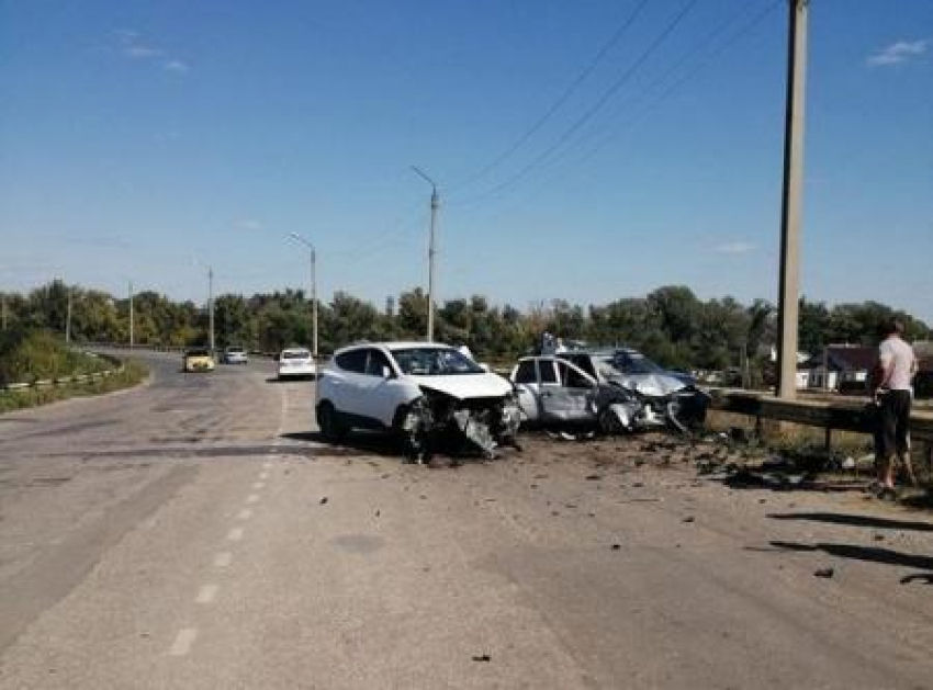 С дороги Котово-Камышин после аварии увезли на операционный стол пассажира отечественной легковушки