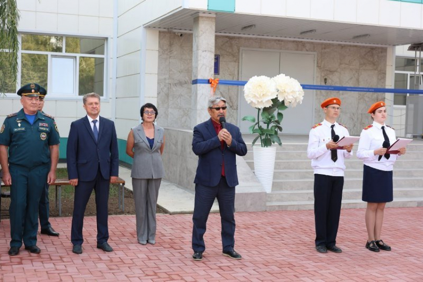 Высокопоставленные гости прибыли поздравлять с 1 сентября ребят и учителей в отремонтированную школу  №7 Камышина