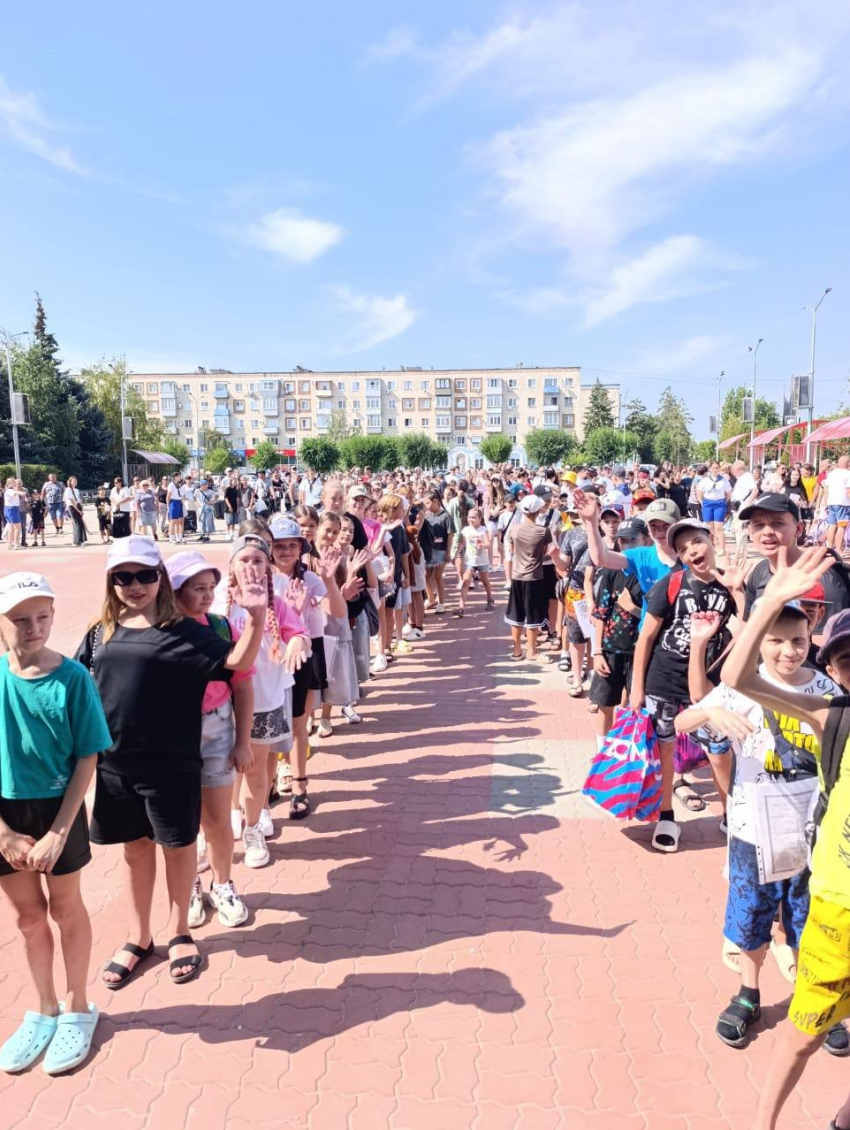 В Камышине в детский оздоровительный лагерь «Солнечный» завезли вторую смену - зачем-то «шагать» в 60-е