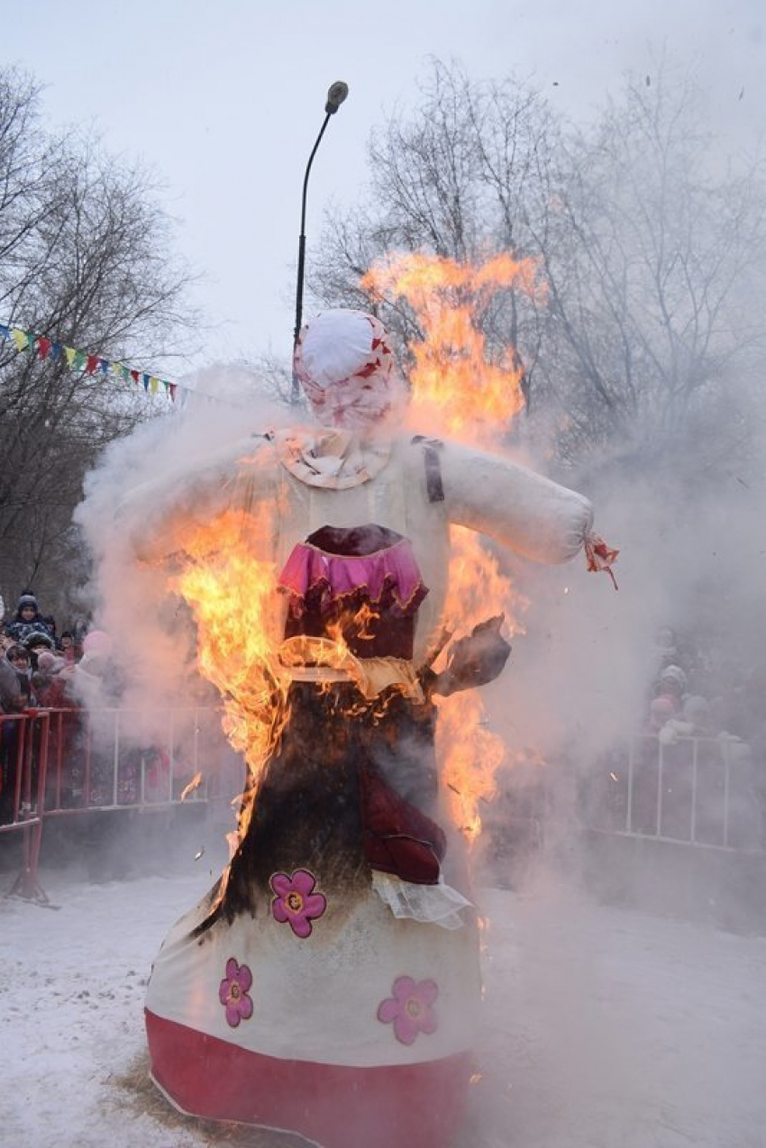 Организаторы Масленицы в городском парке Камышина решили «судьбу» чучела Зимы: его сожгут 26 февраля
