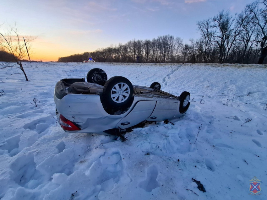 В Волгоградской области водитель легковушки погиб в перевернувшемся автомобиле