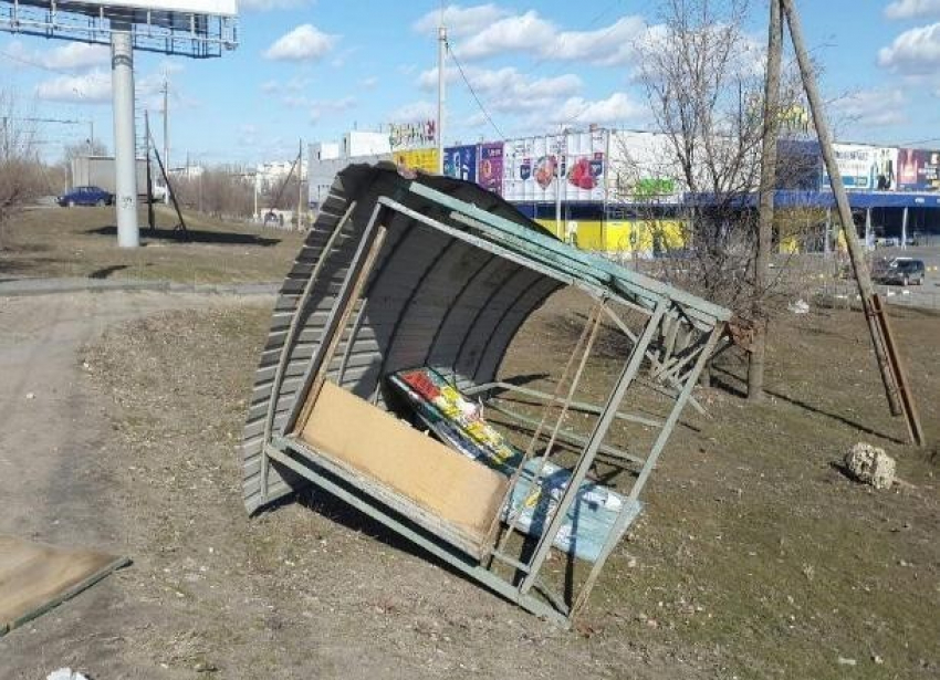 Сильный ветер сносит остановки в Волгограде