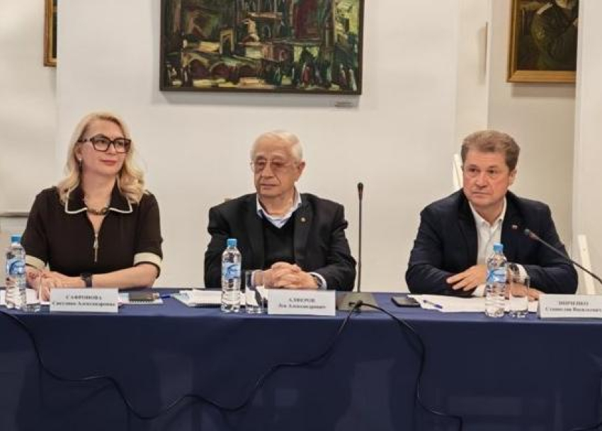 Глава Камышина Станислав Зинченко появился в медиапространстве - за дискуссионным столом в Художественной галерее