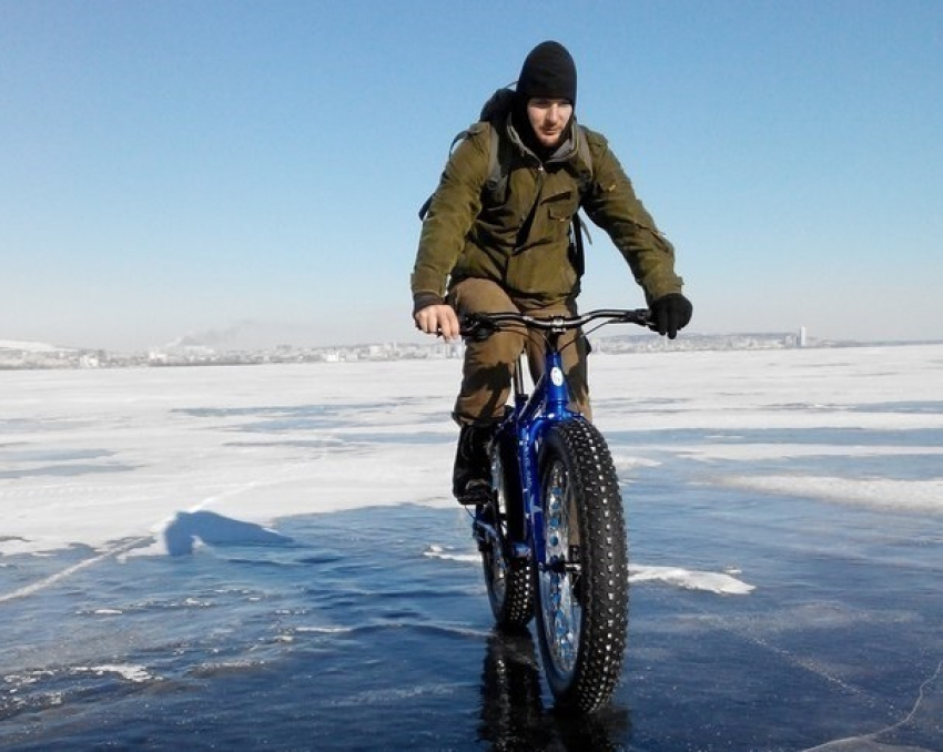 Экстремалы отправились в  десятидневное путешествие по замерзшей Волге на велосипедах 