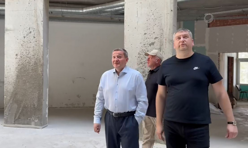 «Нужно было давно разорвать контракт»: вслед за Камышином губернатор устроил разнос на стройплощадке поликлиники в Волжском
