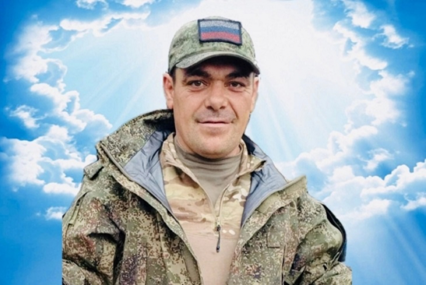 Жители города Петров Вал Камышинского района прощаются с земляком-героем, бойцом СВО Владимиром Куянцевым