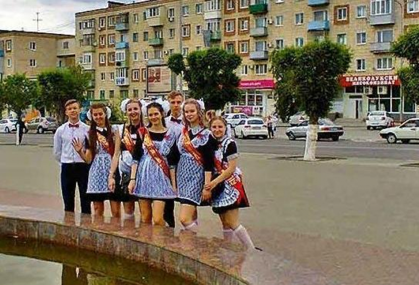 Выпускникам в Камышине можно скромно нарядиться за 3 тысячи рублей