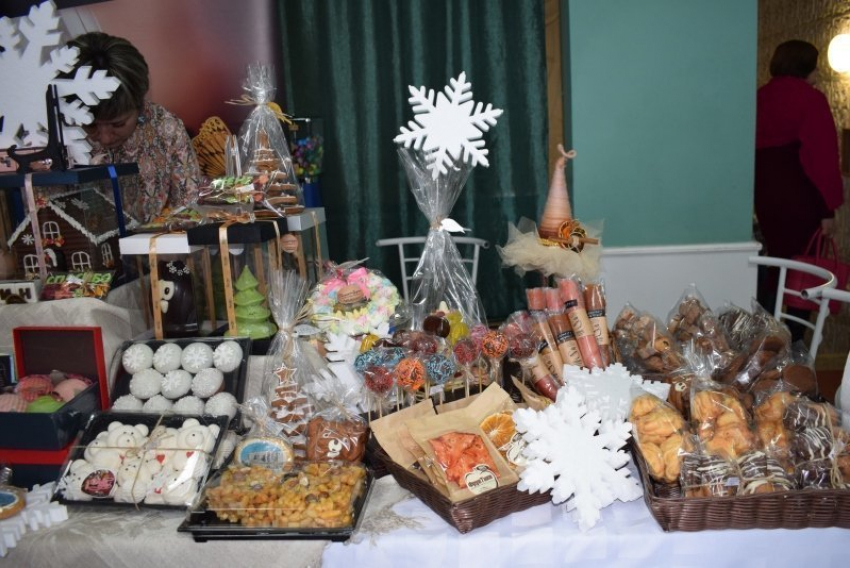 На фестивале культур в Камышине гостей порадовали концертом, национальными десертами и инсталляцией