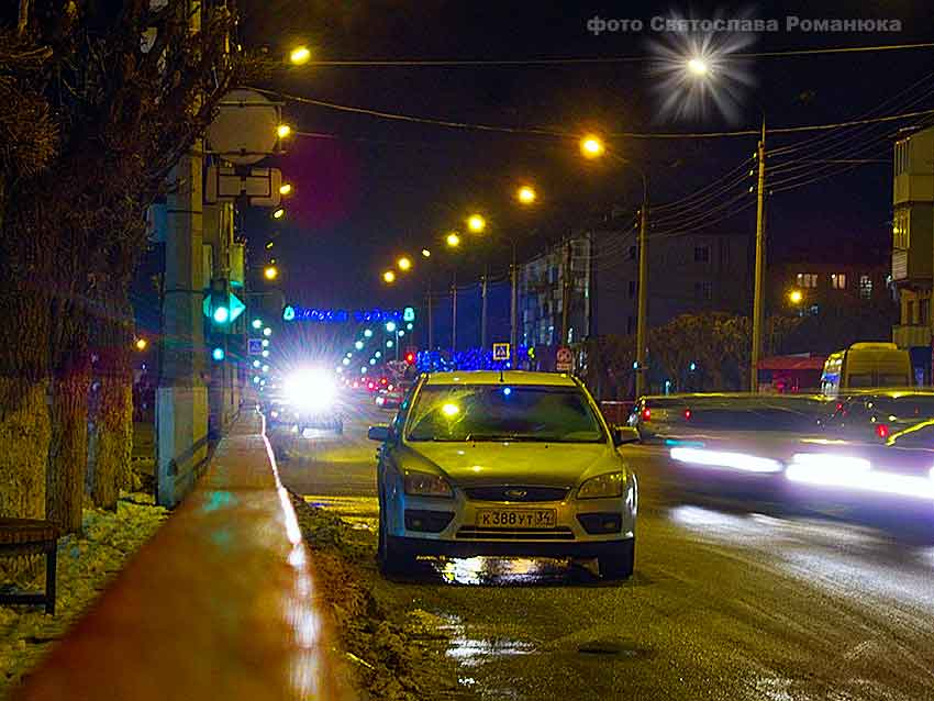 В Камышине в самом центре города «Приора» молодого водителя умудрилась «зарулить» в кювет